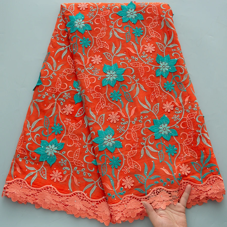 Afrikanischer Baumwollstoff mit türkis bestickten Blumen und Spitzenbesatz, lebendiges ethnisches traditionelles Kleid-/Kleidertextil für Frauen