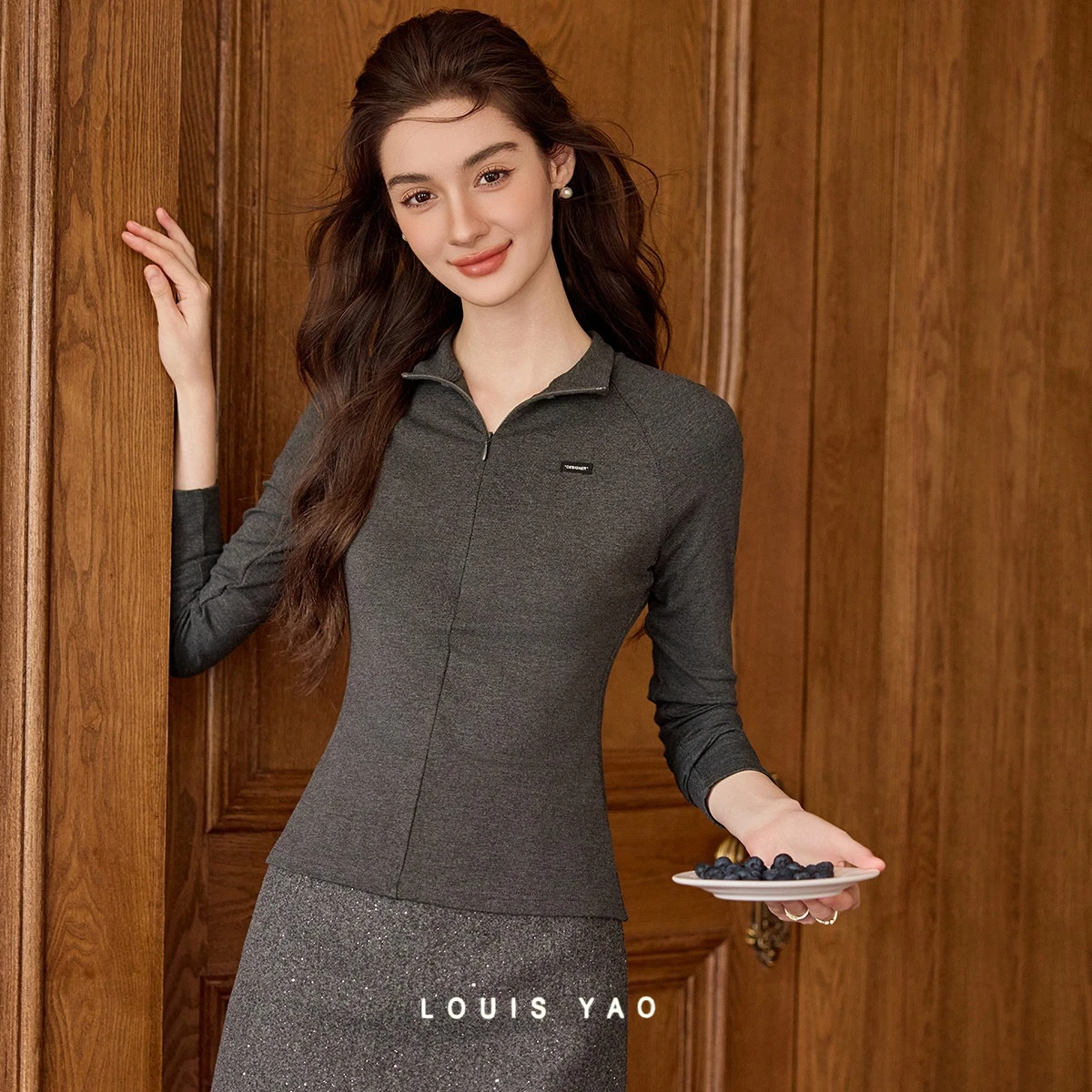 

Футболка LOUIS YAO с воротником-стойкой из микроэластичного трикотажа, осенне-зимняя коллекция 2026, модная, премиальная, элегантная, женская, приталенная