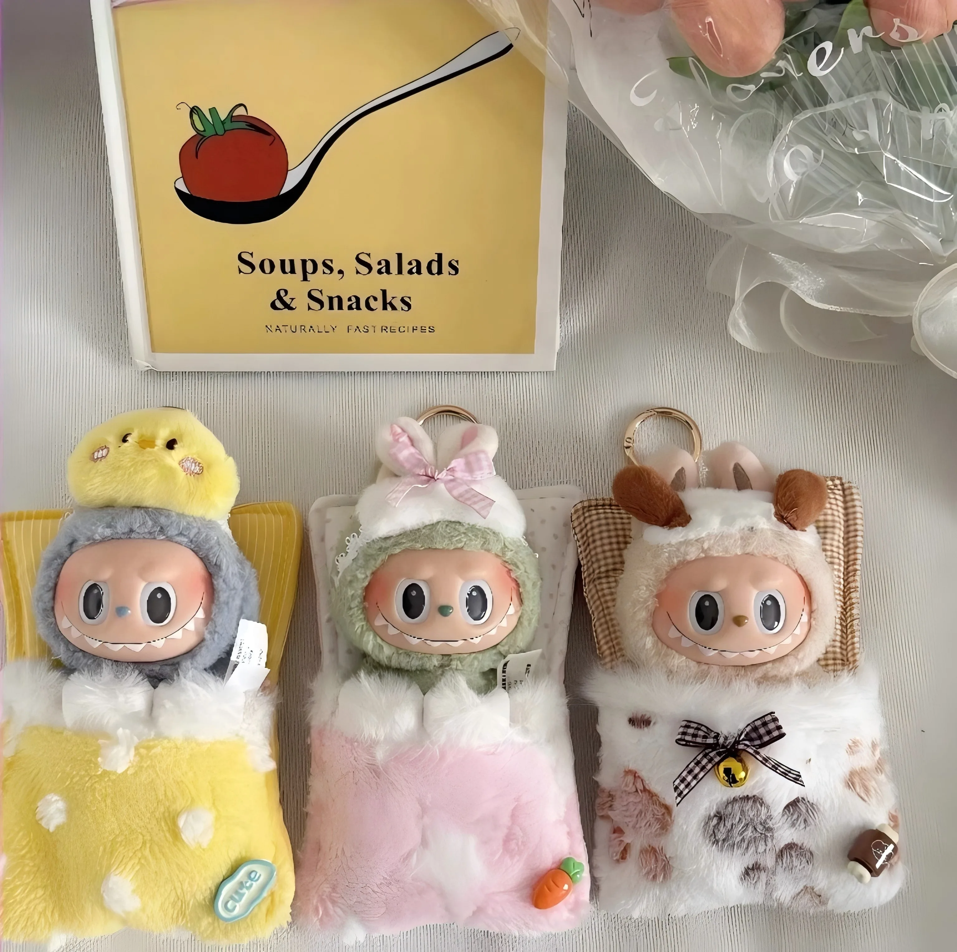 

Подходит для Labubu 15-17 см, универсальная ткань первого второго третьего поколения, милая красочная одежда для сна, одежда для кукол, спальный мешок