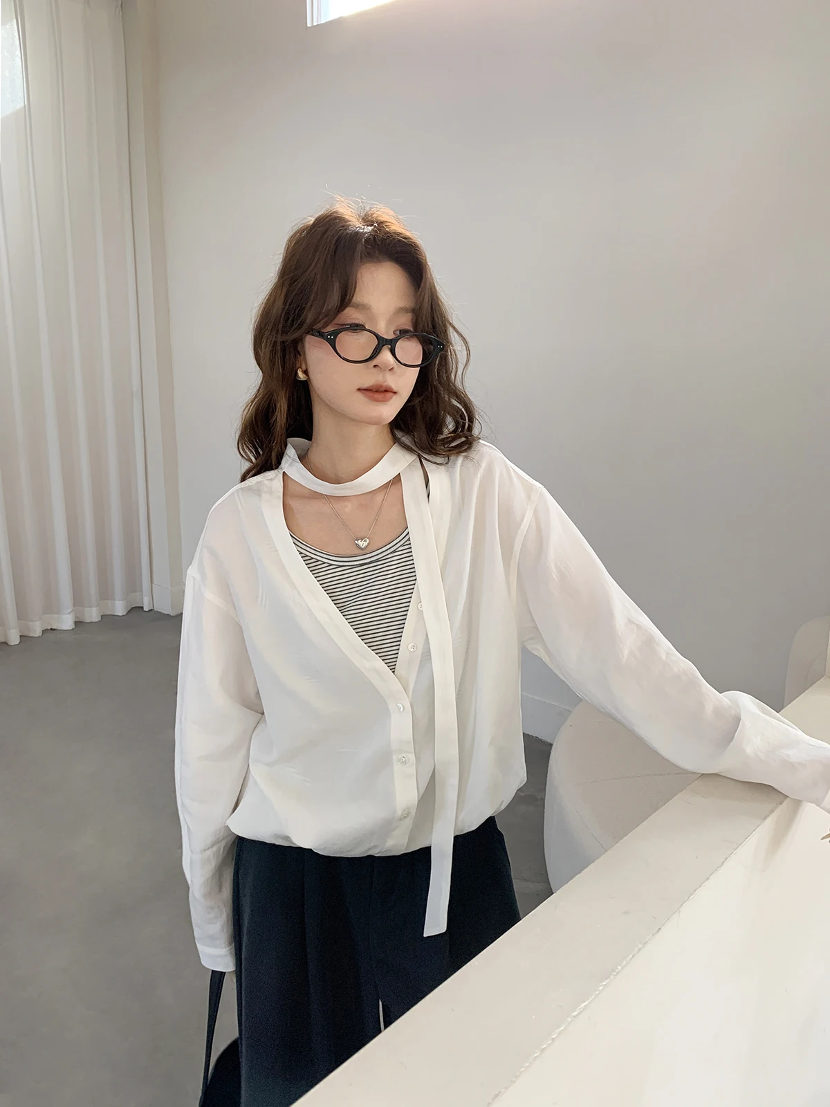 

Новая весенняя женская льняная рубашка свободного кроя с длинным рукавом, белая, с V-образным вырезом, имитация двухслойности, в стиле пэчворк, дышащая, в непринужденном стиле.