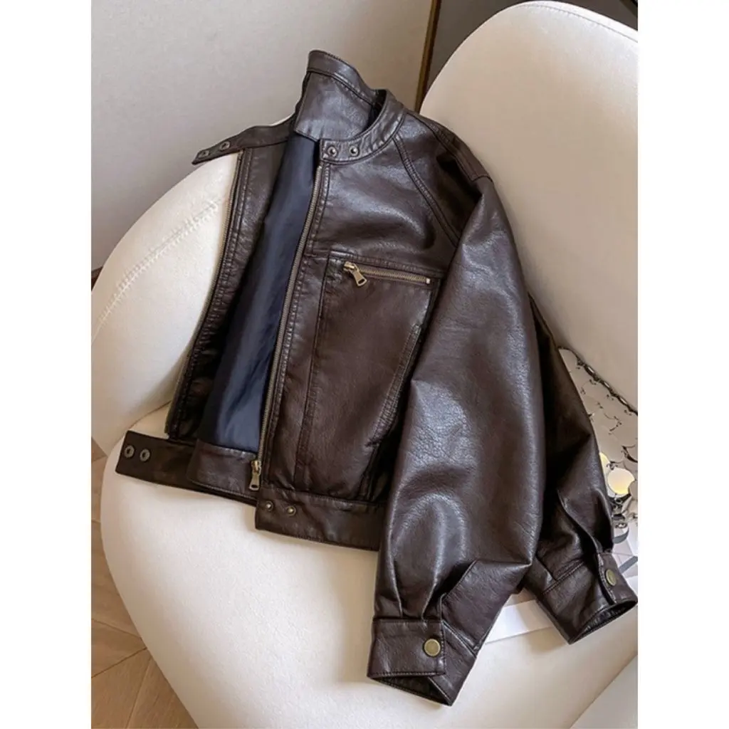 سترة جلدية قصيرة عصرية لراكبي الدراجات النارية للنساء لربيع وخريف نمط جديد على طراز هونج كونج معطف فضفاض بياقة واقفة