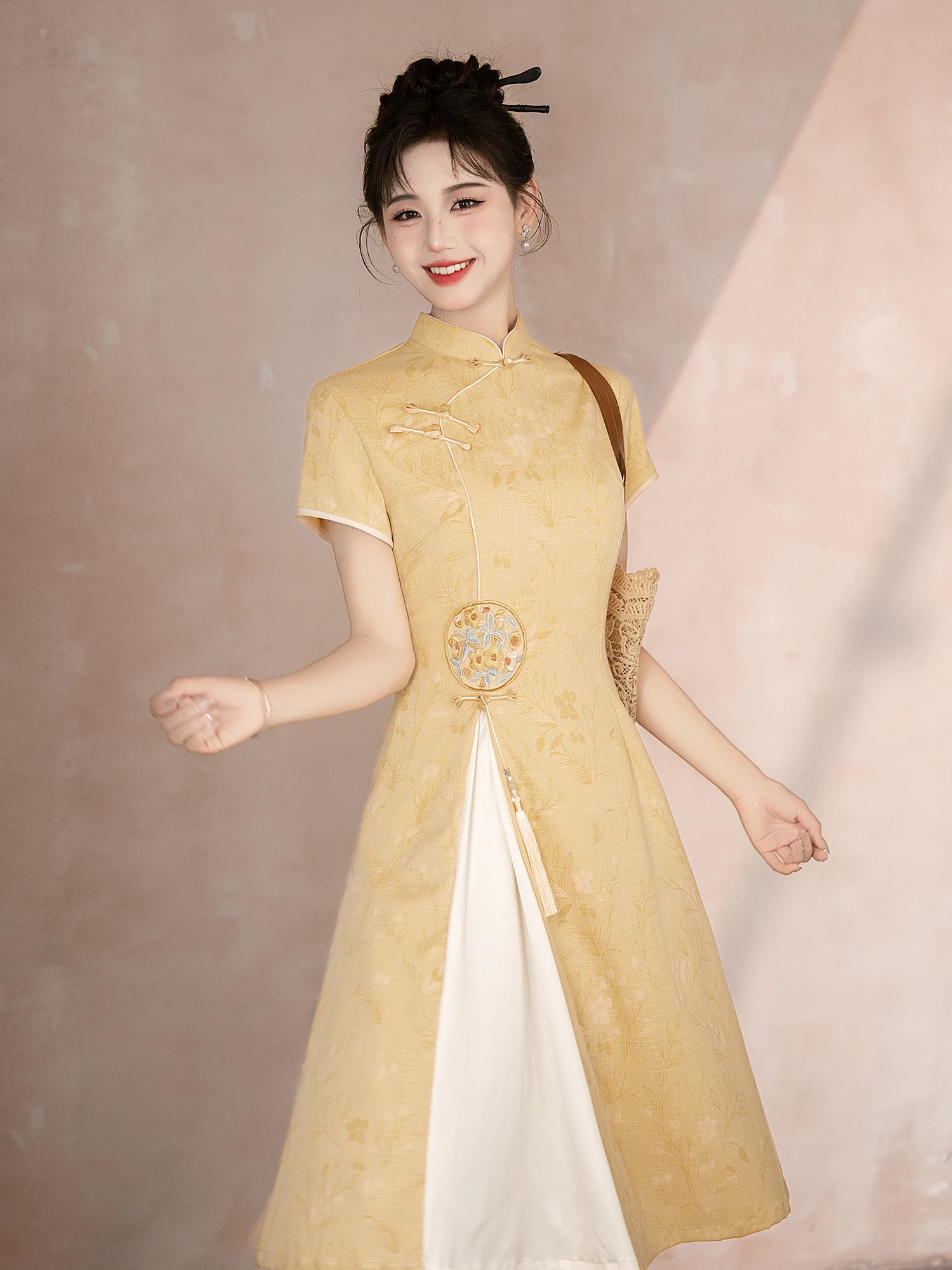 

Рабочая одежда для молодых девушек: новая китайская модель средней длины, с коротким рукавом, в ретро-стиле, для повседневной носки, из других материалов.