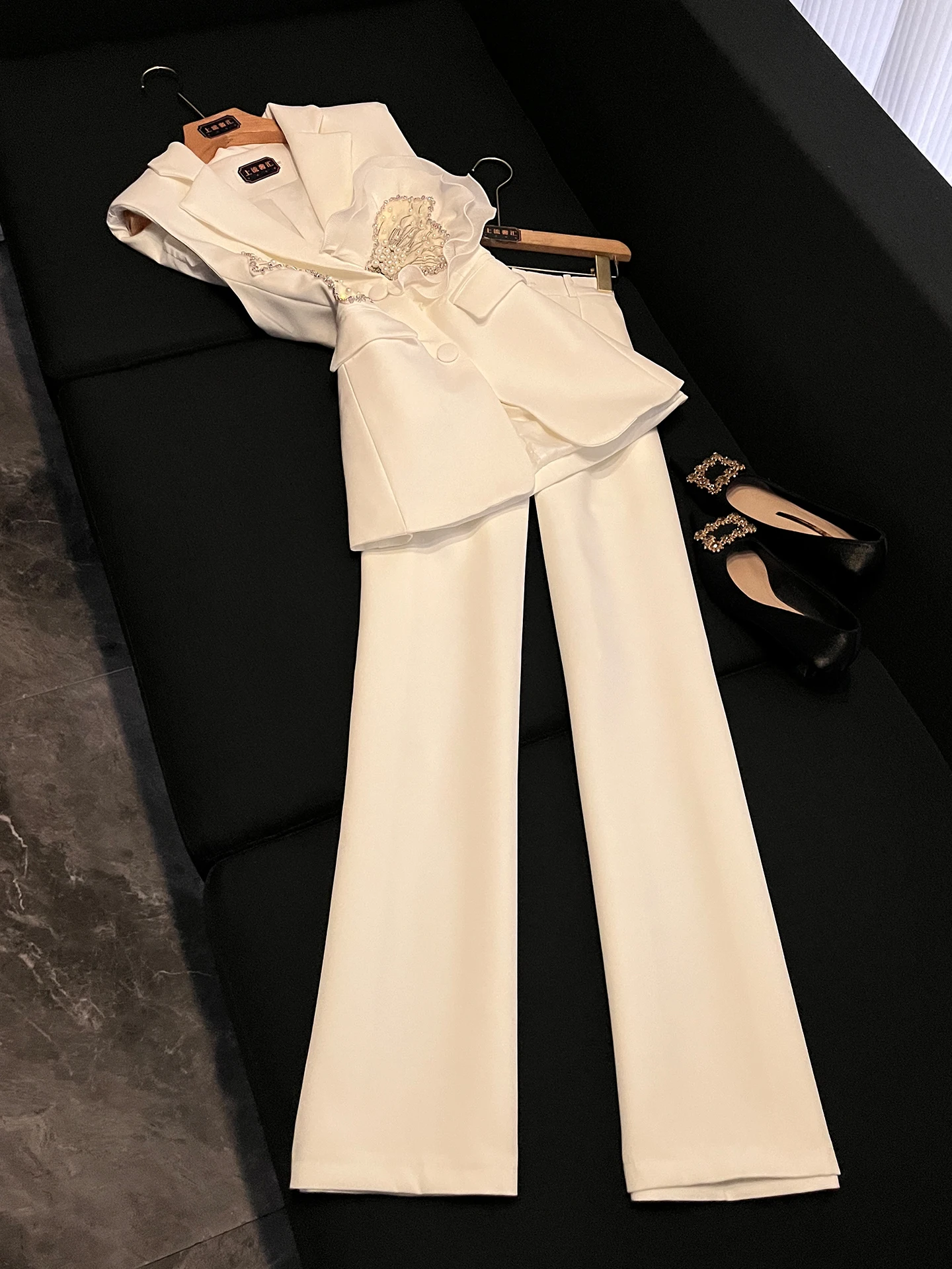 

Elegant Embroidered Slim Fit Suit Set for Women White Two Piece Professional Workwear Summer 2026 Fashionable Button up V Neck