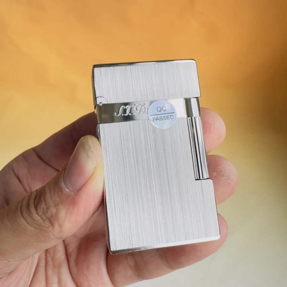 Dupont lighter Luxe merk aansteker, klassieke geborstelde metalen afwerking, luid ontstekingsgeluid, perfect cadeau voor mannen, inclusief gepersonaliseerde accessoires. Dupont  Logo
