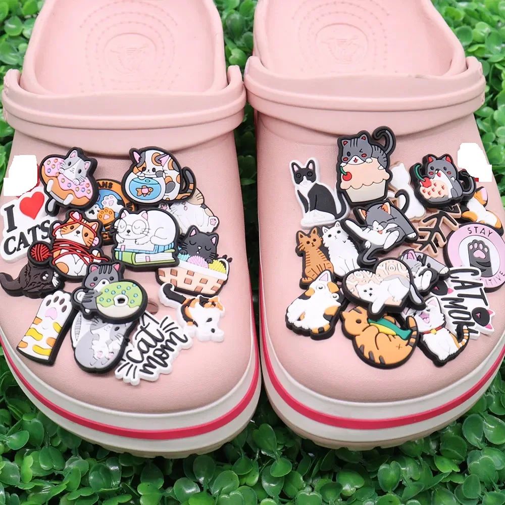 Breloques de chaussures de dessin animé mignon en PVC, chat spinal, gâteau de beignet, décoration de sandales, accessoires de chaussures de jardin, cadeau de fête pour enfant, nouveauté, 1 pièce