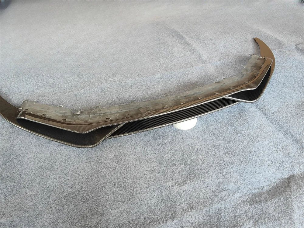 مصد الشفة الأمامية من ألياف الكربون الحقيقية على شكل حرف V، سبويلر شفة الذقن، طقم الجسم الفاصل لعام 2016-2018. ترقية R8 V8 V10