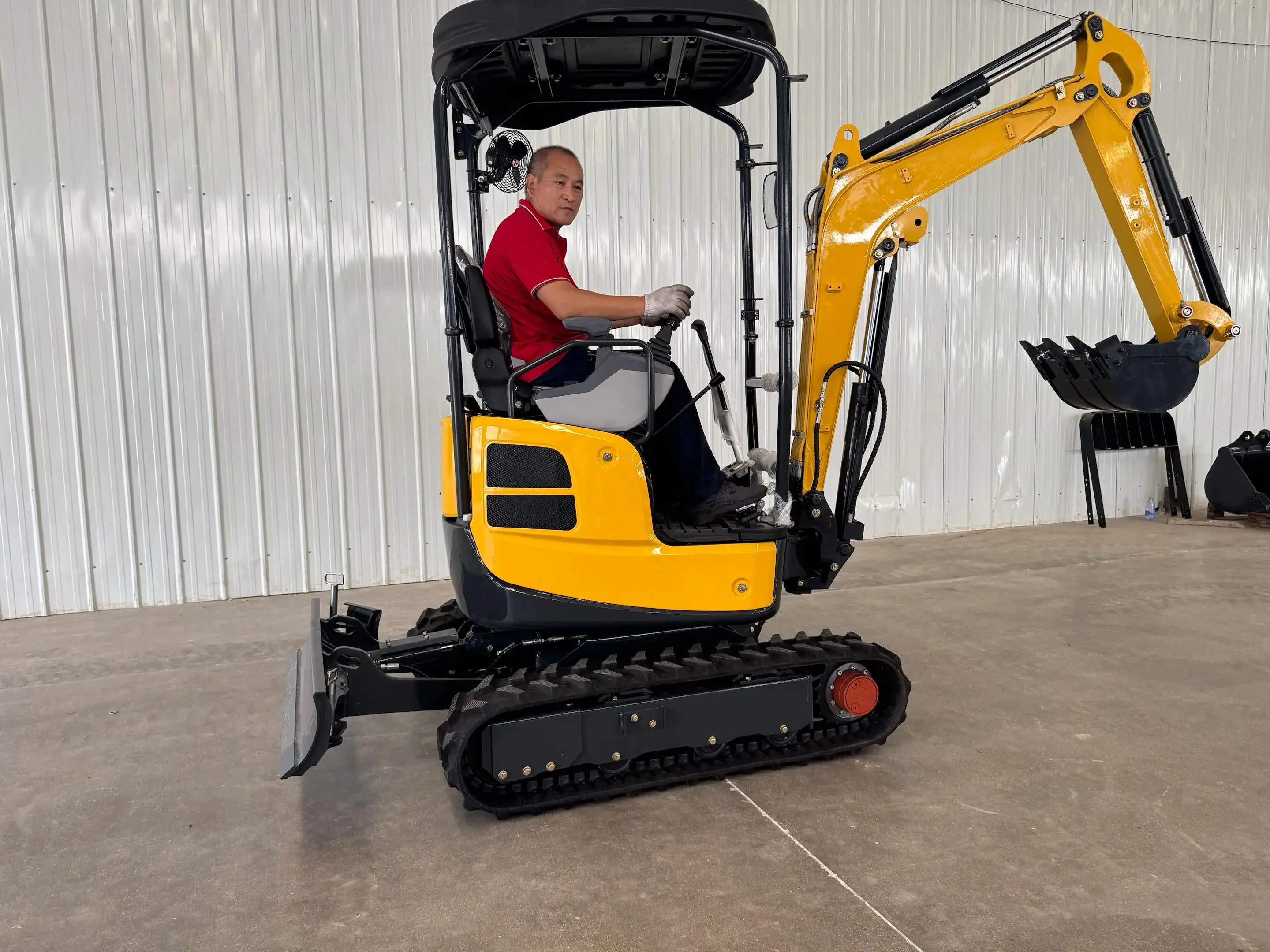 حفارة مزرعة صغيرة معتمدة من CE بطول 1.8 طن متينة وفعالة للوقود ومجهزة بنظام هيدروليكي ذو ذراع قياسي