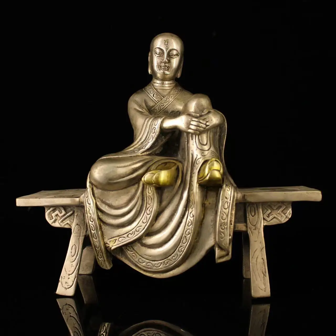 

Tibet receives old copper pure handmade Buddha statue of Sakyamuni sitting on the bench statue