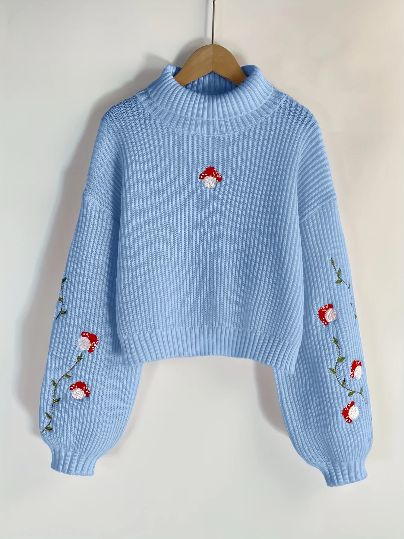 

Женский элегантный свитер с высоким воротником и вышивкой в виде гриба, плотное и удобное цельное платье с завышенными рукавами.