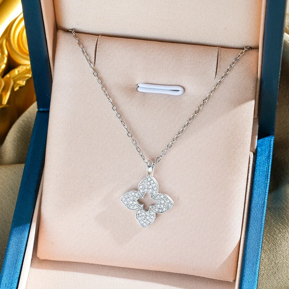 Новое легкое роскошное женское колье с серебряным перфорированным четырехлистным цветком из титановой стали.