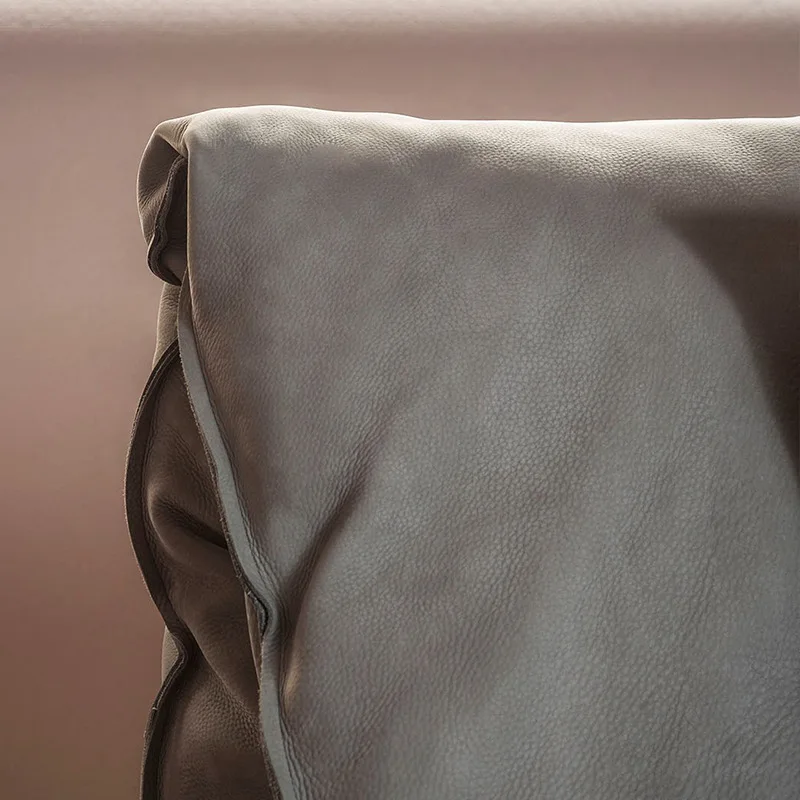 Minimalistisches Lederbett, Hauptschlafzimmer, gepolsterte Doppelvilla, mattierter Daunenstoff