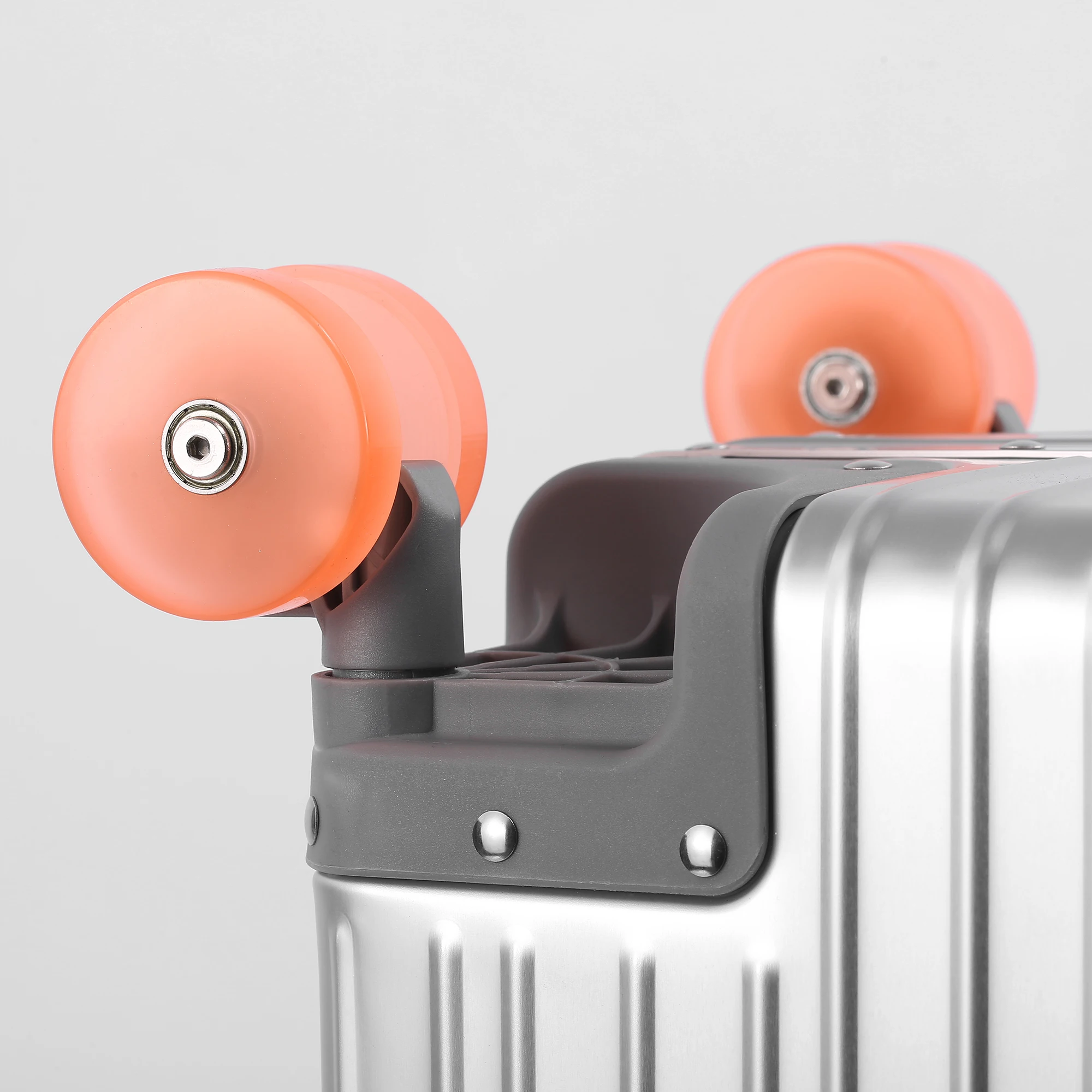 กระเป๋าเดินทางอลูมิเนียมแมกนีเซียมอัลลอยด์ พร้อมกุญแจล็อค TSA  ด้ามจับและมุมทำจากอลูมิเนียมอัลลอยด์ ล้อหมุนเงียบ  บุผ้าพีชสกิน