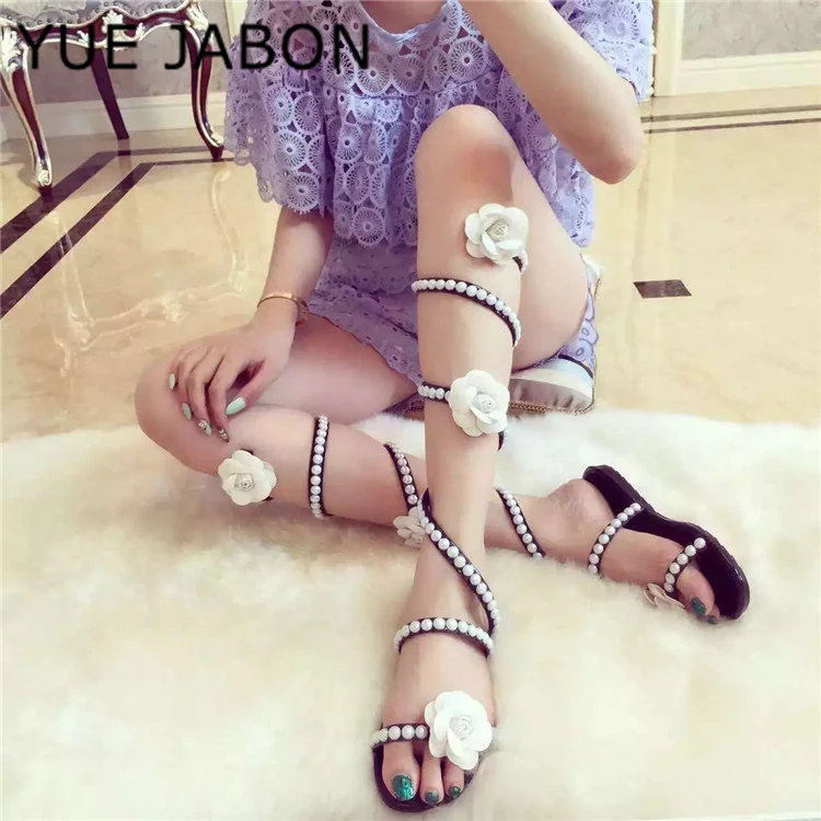 

2026 Новая женская обувь, сандалии со змеиным дизайном и белыми цветами, сандалии на плоской подошве с ремешками на щиколотке, сандалии со стразами, женские туфли на шпильке