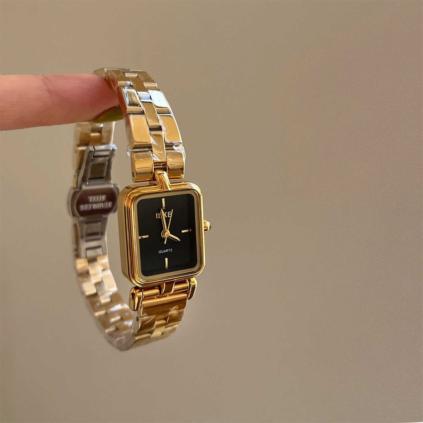 

Vintage black and gold chain high-end watch for women, exquisite design, high-value wristwatch, a premium selection of watches.