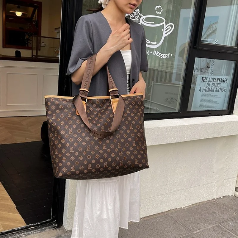 

Fashionable Ladies Hand Bags Made Of Fine Leather Featuring Trendy Paris Vintage Daily Look​