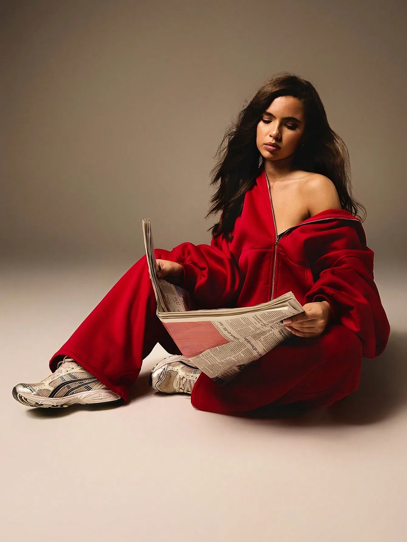 

Красный комплект из двух предметов: худи на молнии с открытыми плечами, свободный крой