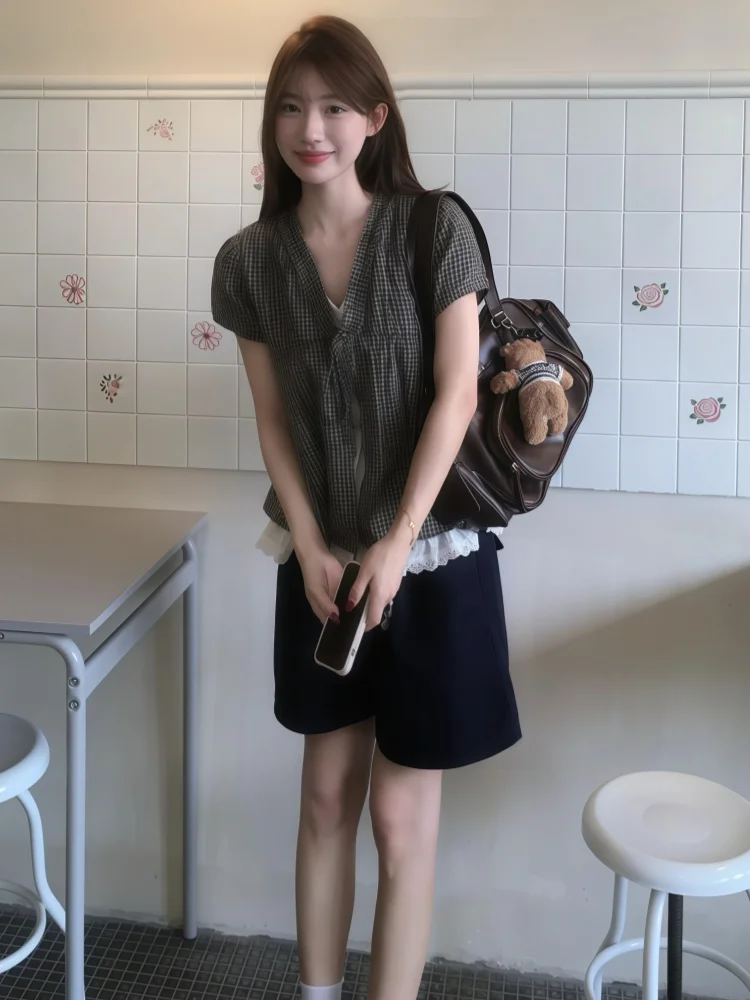 Koszula damska w kratę z koronką, dekolt w serek, luźna, wyszczuplająca, koreański styl, elegancka, do pracy, czysta pożądanie, nowa kolekcja lato 2025
