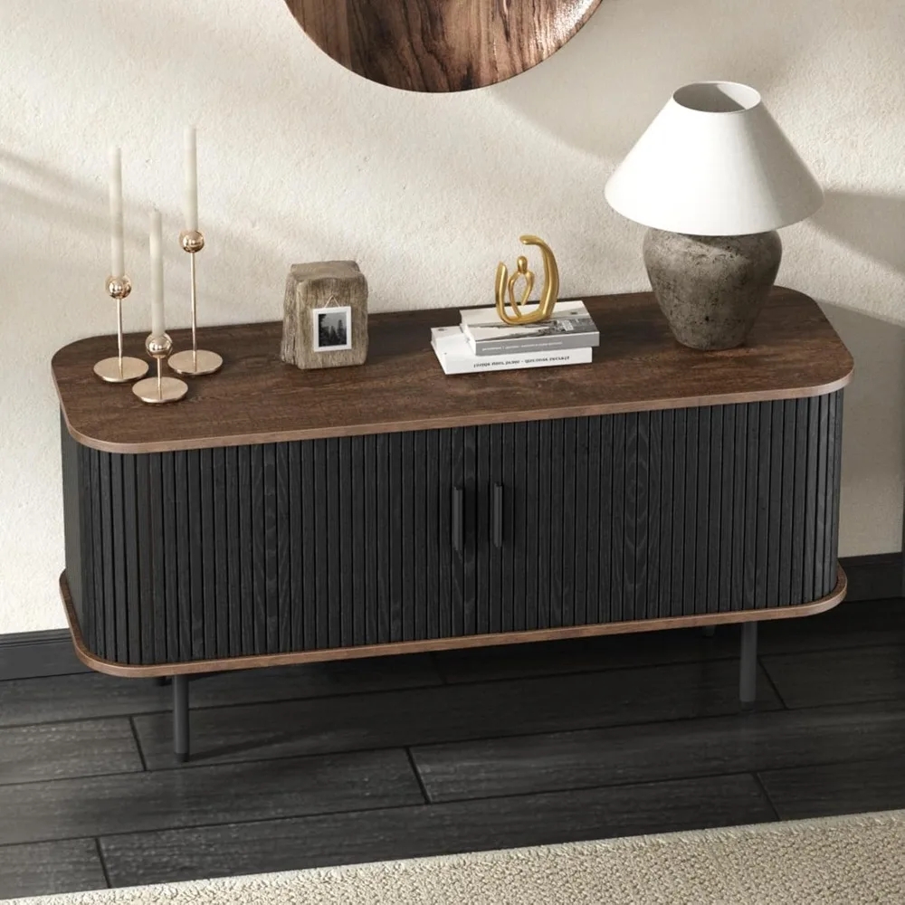 حامل تلفزيون أسود كبير بعرض 47 بوصة مع مساحة تخزين ووحدة تحكم وسائط وباب منزلق وتصميم خزانة مخدد لغرفة المعيشة الحديثة