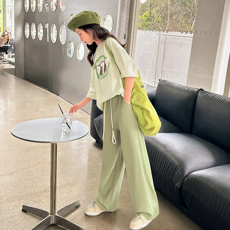 

Костюм для девочек и подростков, новый свободный топ из двух предметов с короткими рукавами + спортивные штаны на бретелях, верхняя одежда из 2 предметов, повседневный комплект для домашнего интерьера