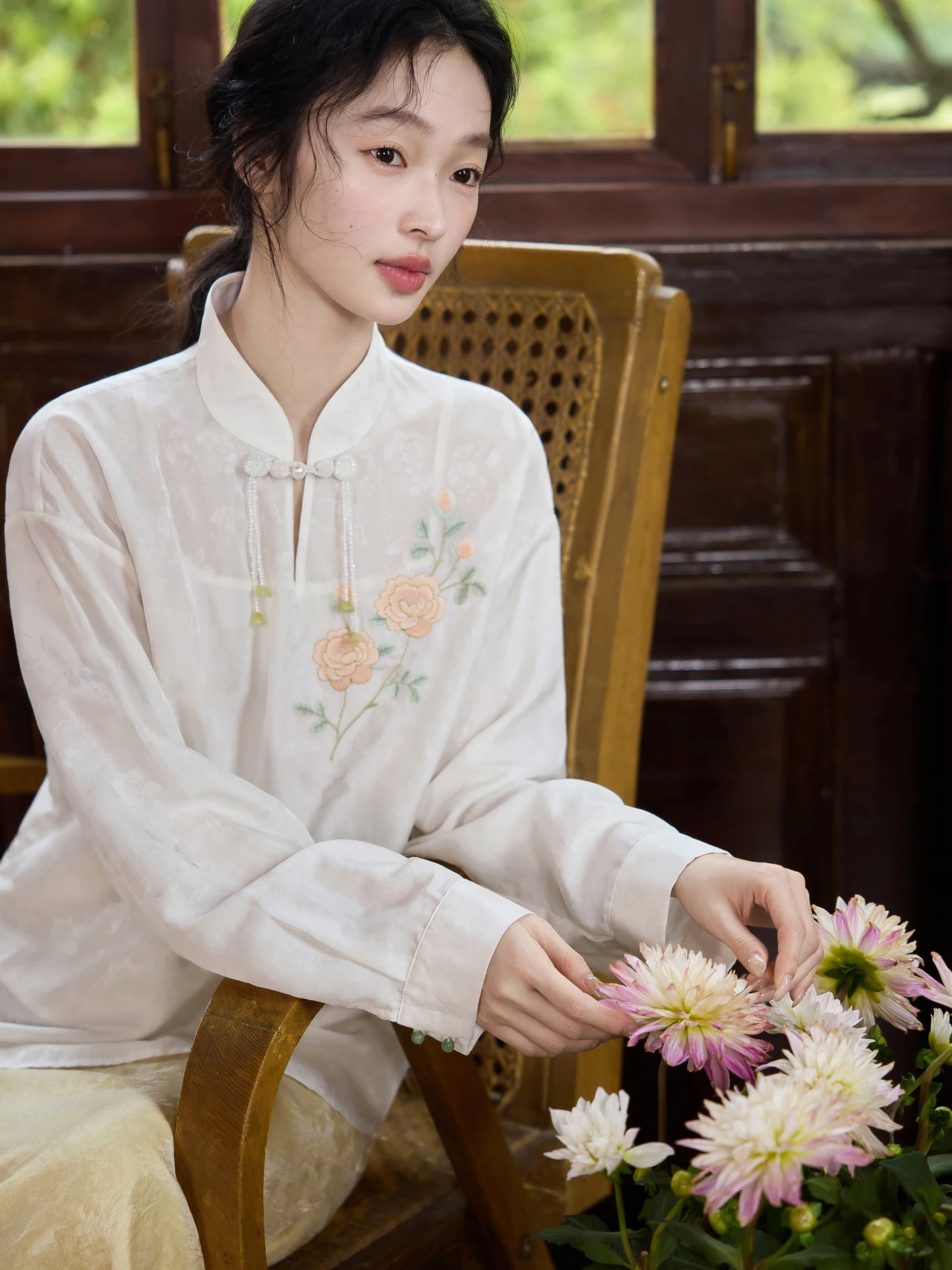 

Женская рубашка с вышивкой в виде роз, ручной работы, на пуговицах, свободного кроя, в китайском стиле, с длинными рукавами, дышащая, приятная для кожи