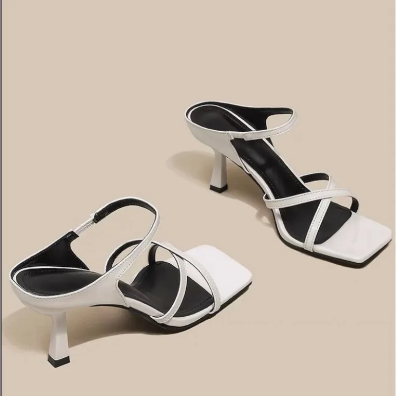 

Новые винно-красные сандалии на высоком каблуке для женщин с квадратным носком и галстуком-бабочкой, летние уличные тапочки, женские вечерние свадебные туфли на тонком каблуке