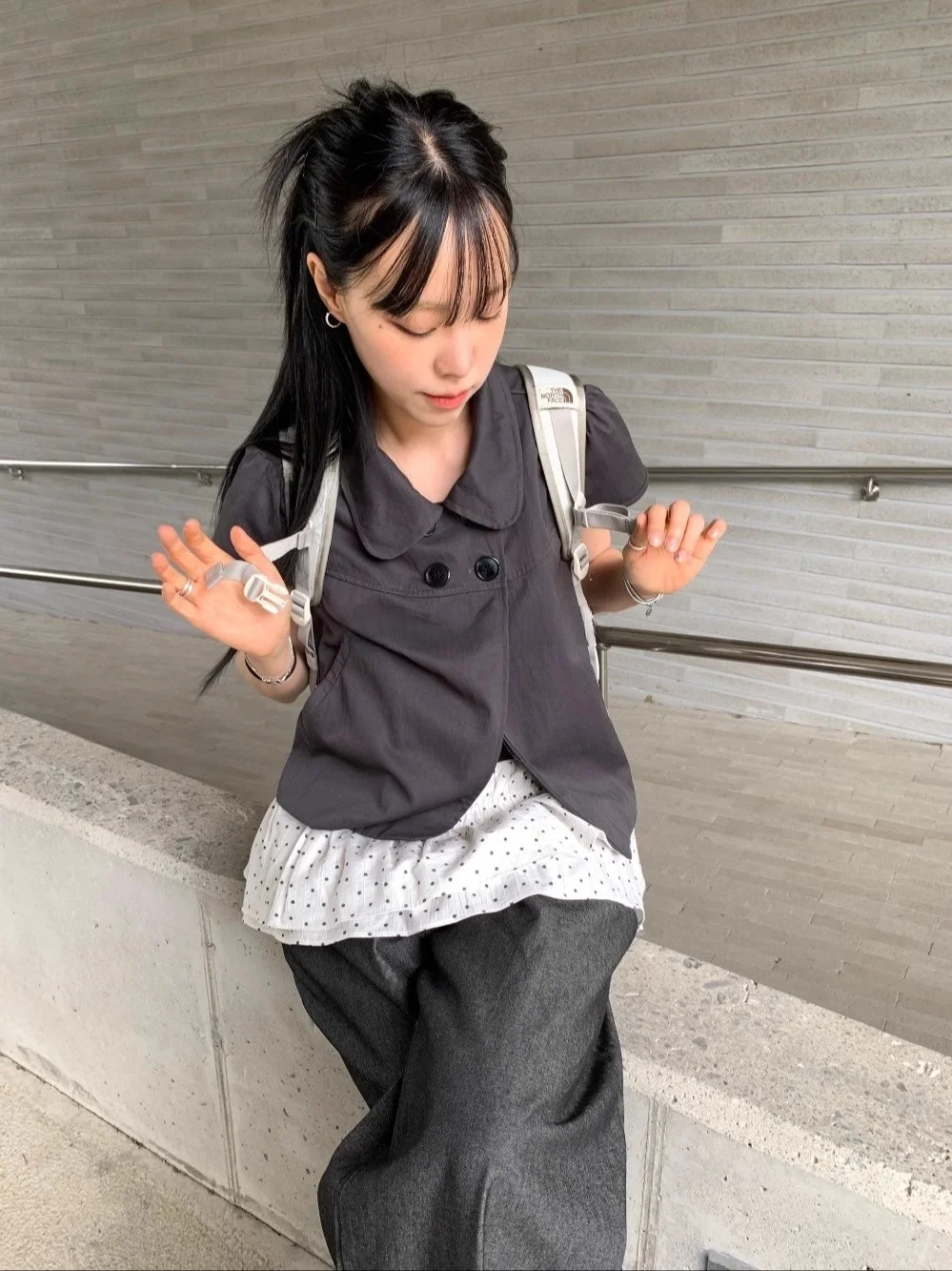 레트로 인형 칼라 반소매 셔츠 독특한 SEI 일본 소녀 스타일 네 개의 버튼 캐주얼 탑 통기성 피부 친화적인 여름 패션