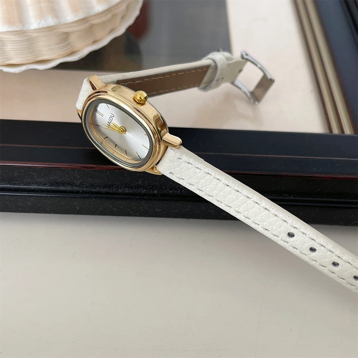 Francuski retro zegarek dla uczennic liceum, luksusowy, wytrzymały, prosty, francuski zegarek owalny dla kobiet, nowy zegarek damski, oryginalny prezent.