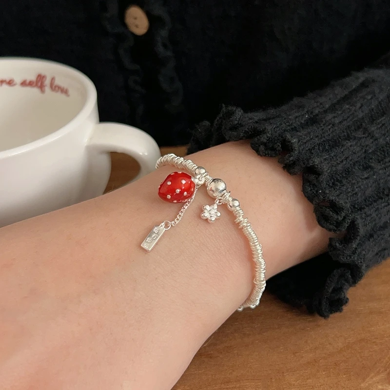 Korean version S925 pure silver strawberry bracelet with troubles, suitable for women's niche, light luxury, versatile, and high