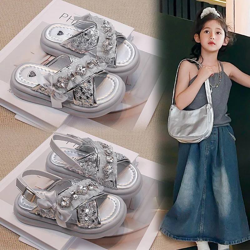 

Новинка 2023 года, сандалии принцессы для девочек, летняя роскошная детская повседневная обувь со стразами, шикарные кружевные детские пляжные сандалии с открытым носком на толстой подошве