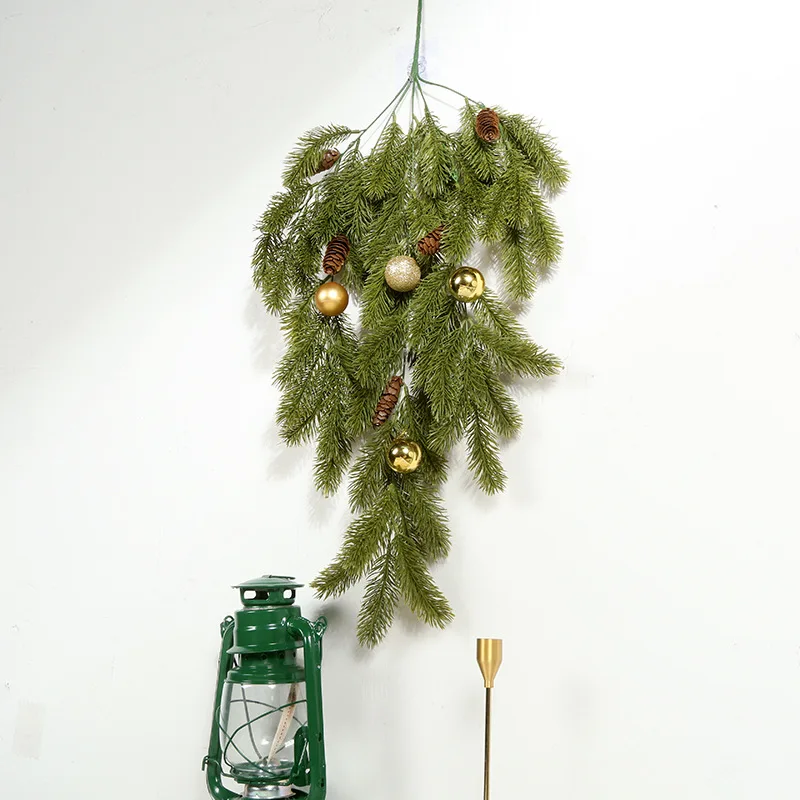 زينة عيد الميلاد محاكاة عبر الحدود إبرة الصنوبر لعيد الميلاد معلقة على الحائط من البلاستيك المزيف على شكل زهرة نباتية معلقة على الحائط