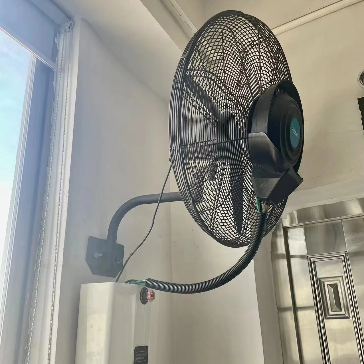 SPX工業用屋外ミストファン、16L水タンク付き、壁掛け/天井/床/台座設置可能、ホテル向け電池式