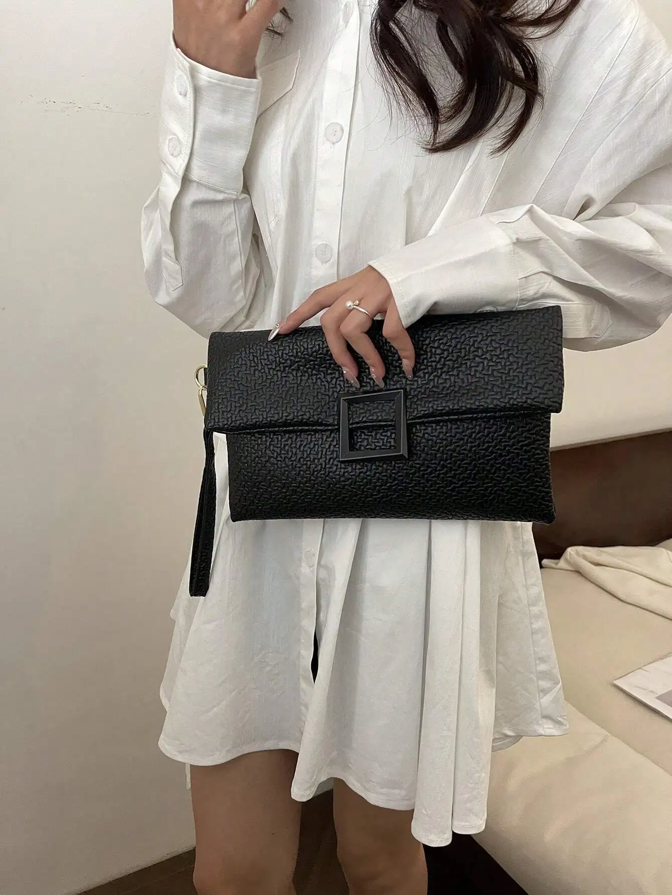 

Черный текстурированный клатч-конверт с квадратной застежкой-пряжкой