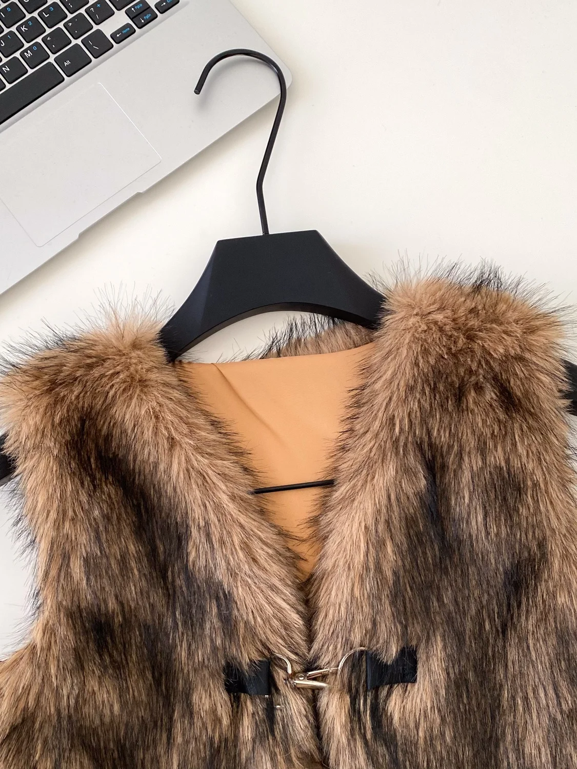 통근용 슬레 V넥 퍼리 베스트 여성용 싱글 버튼 슬레 인조 모피 플러피 베스트 고급스러운 느낌의 아우터웨어