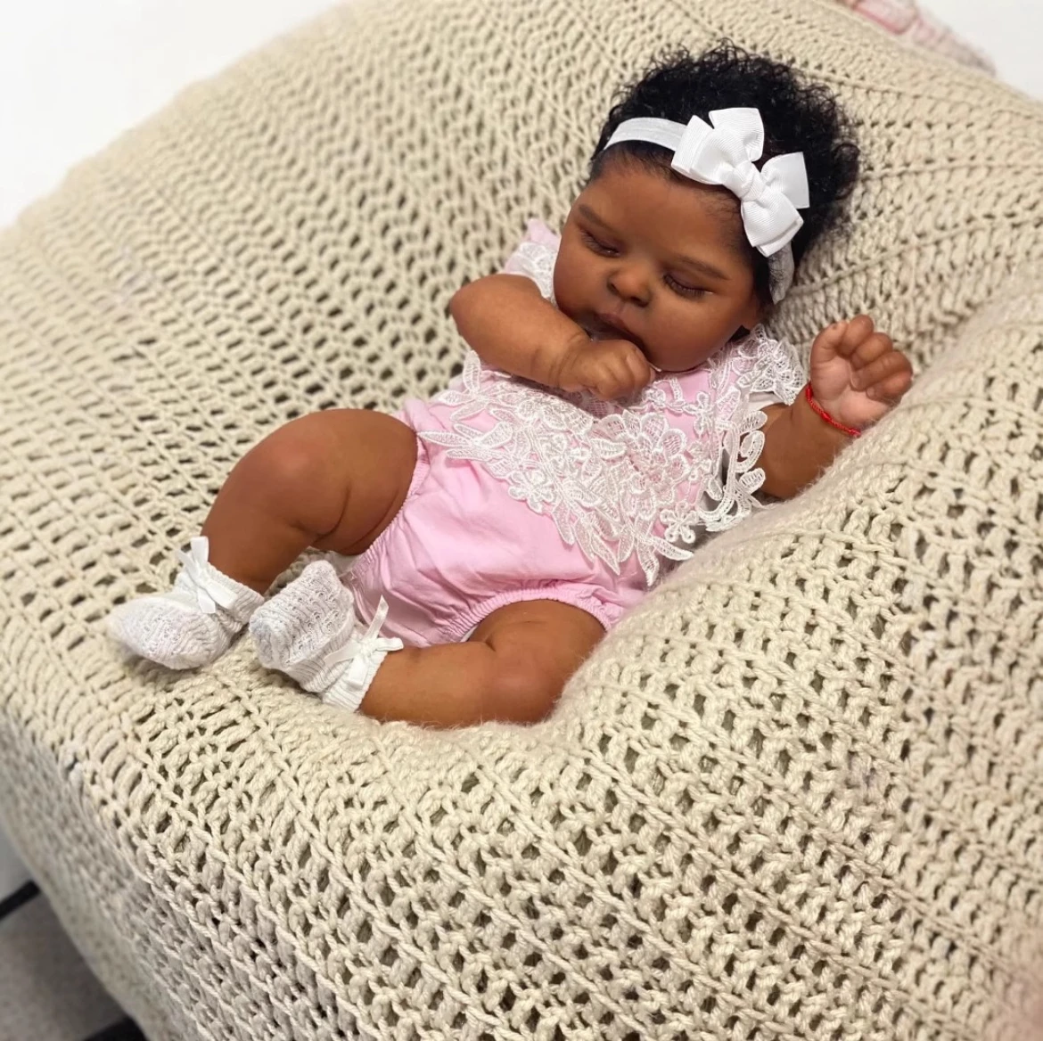 Bambola rinata di pesche da 19 pollici – Ciglia artigianali con corpo ponderato realistico, tonalità profonda della pelle |   Regalo da collezione realistico per bambini