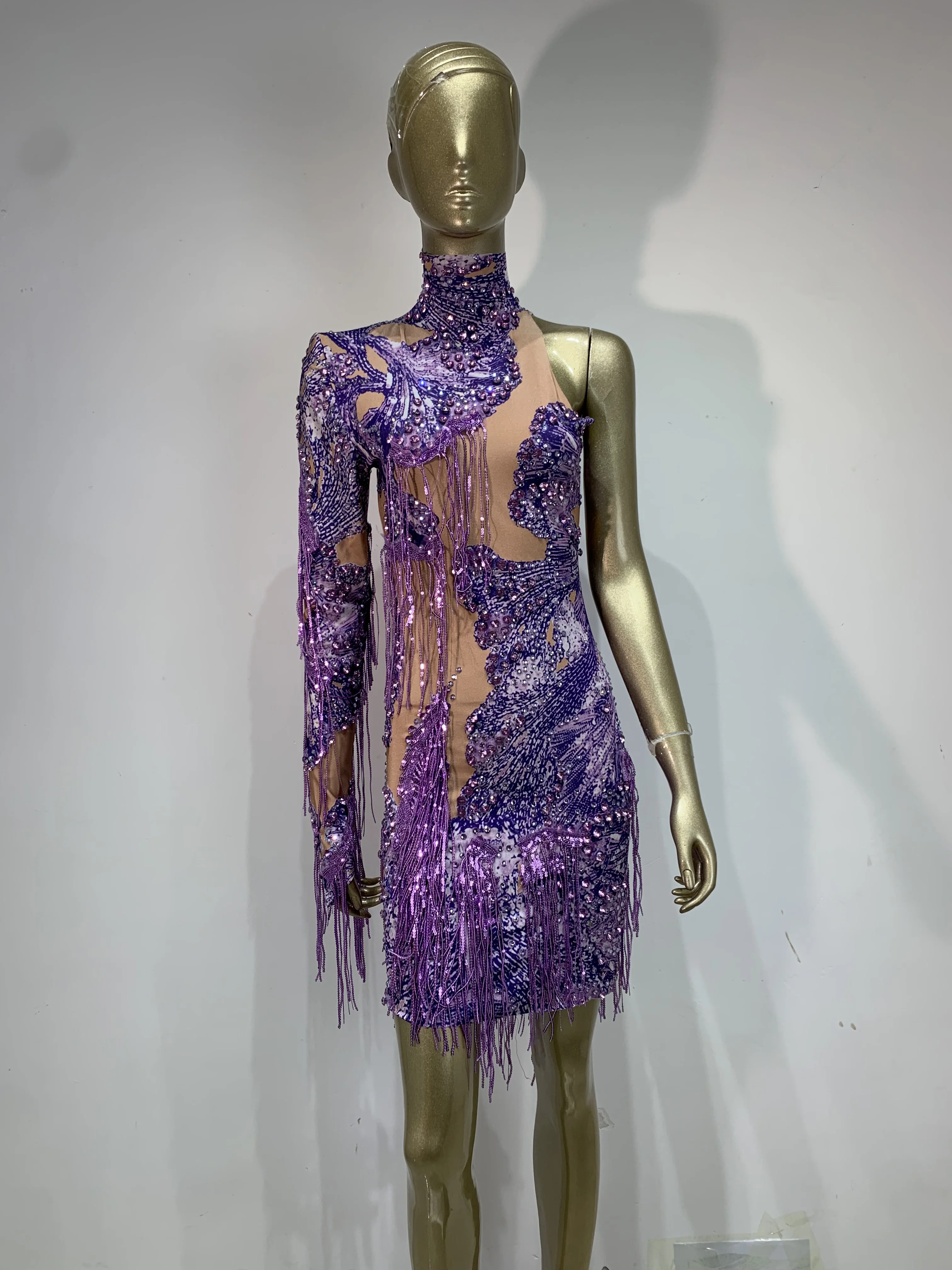 

Сексуальное блестящее фиолетовое мини-платье с бахромой и стразами на одно плечо для вечеринок, дней рождения, ночных клубов, выступлений певцов на сцене