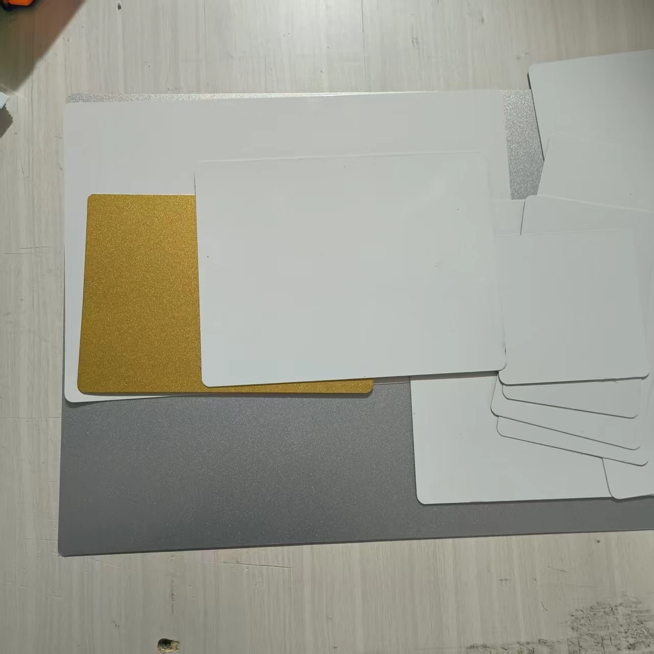 Metalowe płytki aluminiowe do sublimacji, z zaokrąglonymi krawędziami, grubość 0,5 mm, 20 sztuk, dostępne w wielu rozmiarach, idealne do samodzielnego tworzenia wydruków fotograficznych. — zdjęcie produktu 5