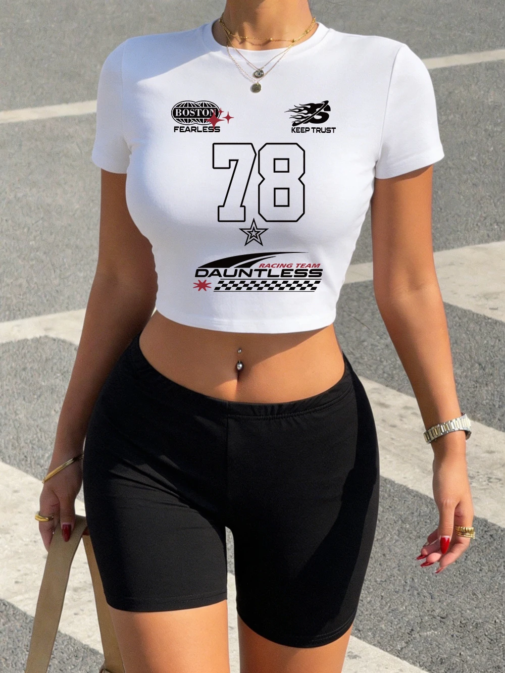 

Сексуальный комплект из двух предметов: укороченная футболка с принтом номера 78 и шорты. Женский комплект: топ и брюки. Мягкая, облегающая одежда с круглым вырезом и высокой эластичностью.