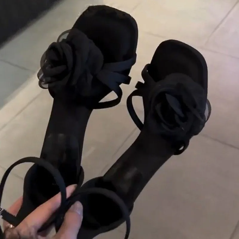 

Женские сандалии 2026: Новинка, французский нишевый дизайн, с цветочным узором, квадратный носок, открытый носок, на одной пряжке, на шпильке, на высоком каблуке