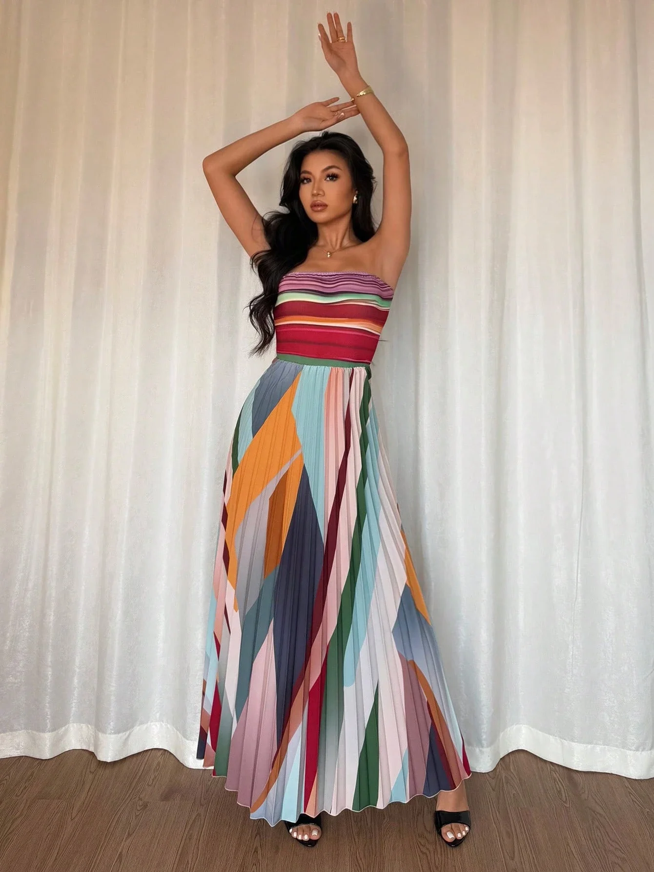 

Элегантное женское платье макси без бретелек с плиссировкой и цветовыми блоками