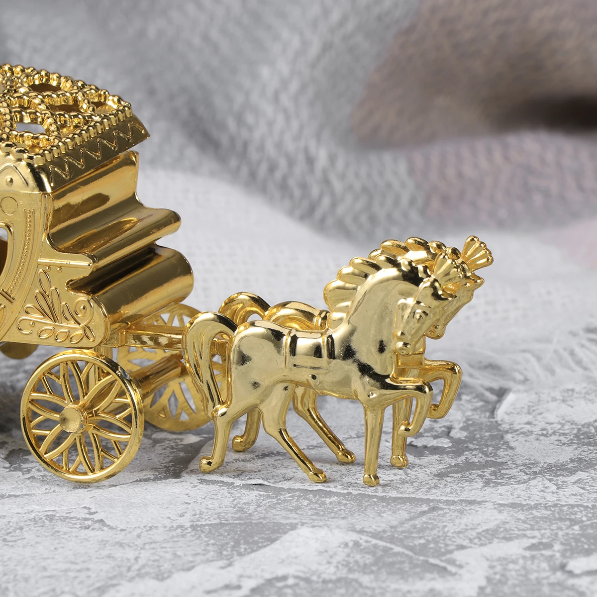 Elegant Golden Wedding Candy Box Carriage Shape Favor Boxes Wedding Gift Boxes for Party Favors Events Sweets Box