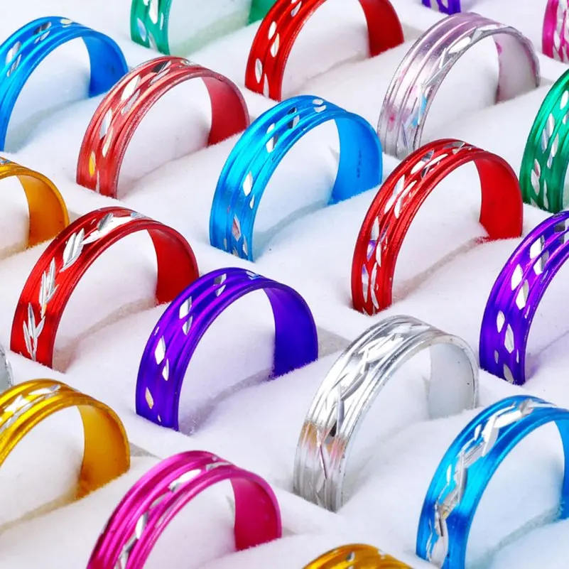 100pcs/lot Multicolor Aluminum Rings For Women Girls 5mm Wide Middle Carved Round Finger Rings Jewelry Christmas Gifts Wholesale