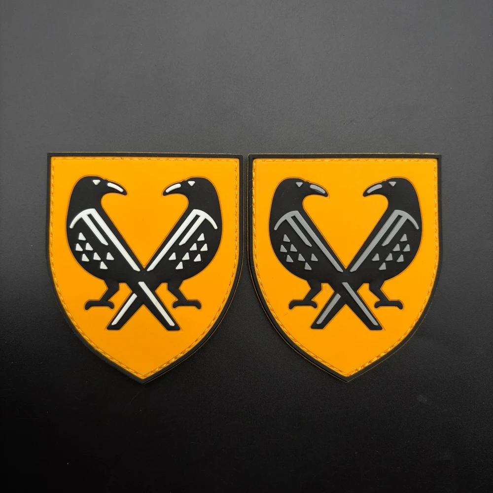 Patch PVC tactique en forme de bouclier double corbeau à motif géométrique simple, luminescent, avec bande auto-agrippante, pour brassard, fan militaire, extérieur, gilet, casque, badge en plastique CS réaliste, Forces spéciales