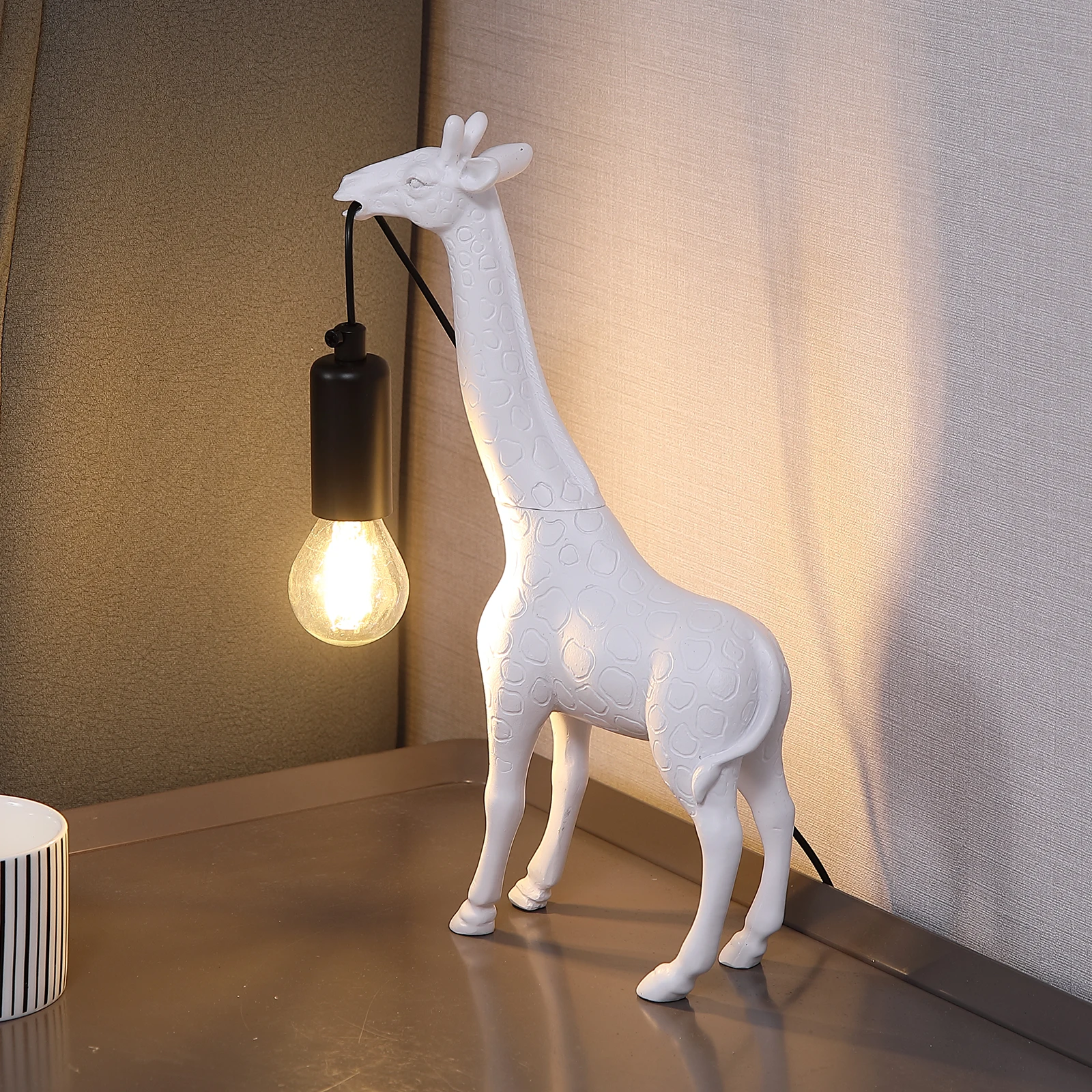 1 creative LED desk lamp, giraffe shaped bedside night light, USB plug, touch switch, suitable for bedroom and study lighting.