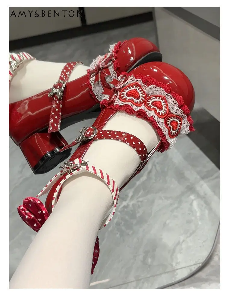 

Туфли Kawaii Lolita Mary Jane на каблуке с бантом в горошек, вышивкой в виде сердца и кружевом, из лакированной кожи, для милых девушек, для косплея, вечеринок и повседневной носки