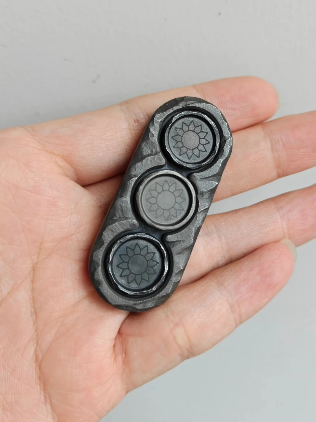 Used edc leige triple gyro titanium body + titanium middle lock tungsten edge lock stone pattern engraving