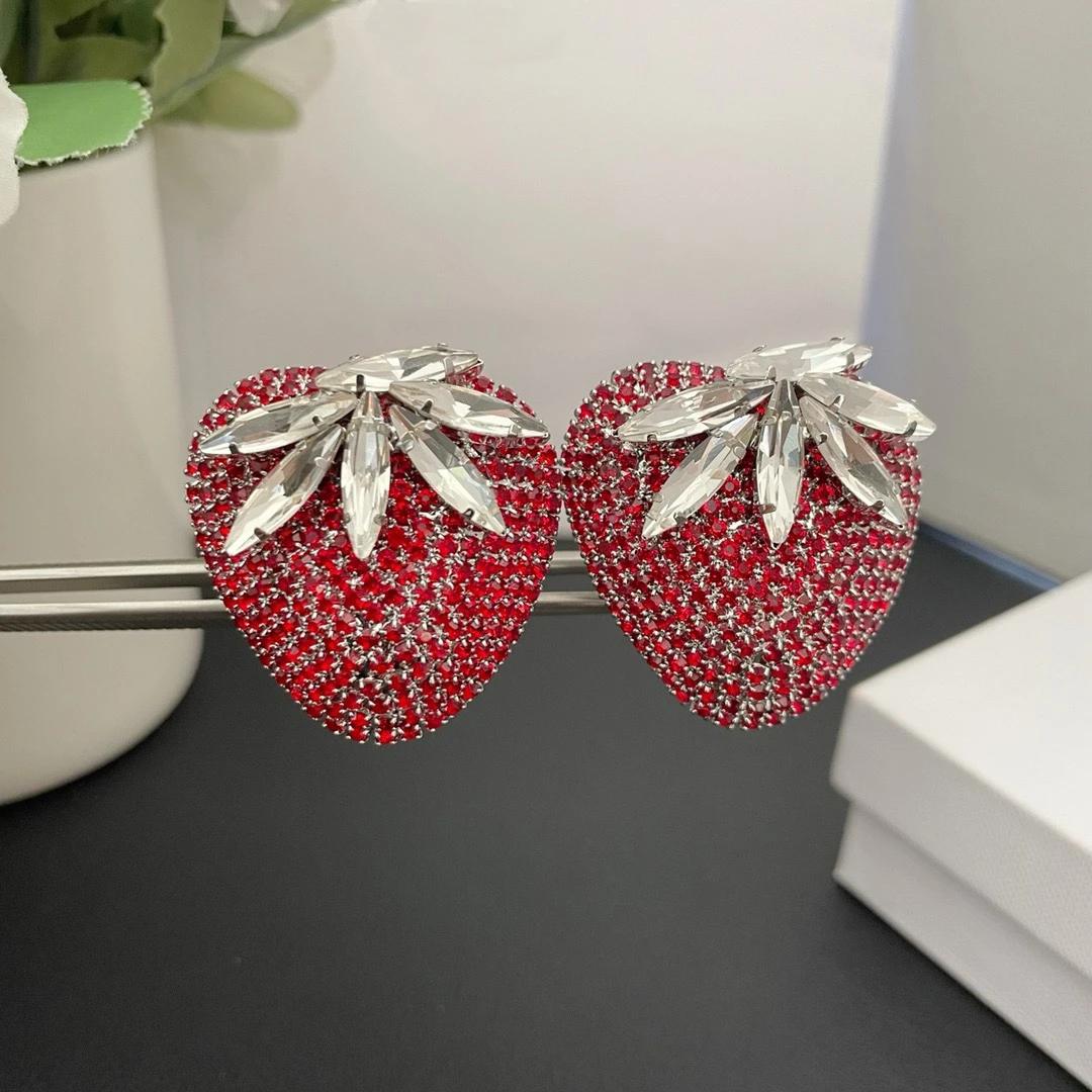 

Light luxury, niche, simple personality, sweet and cute strawberry crystal ear clip