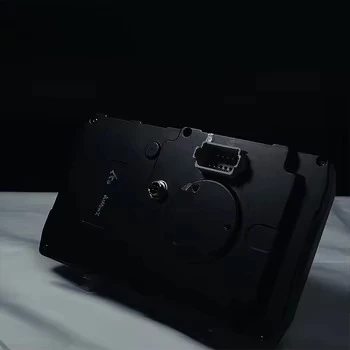 آلة بشرية صناعية على منصة الخدمة الرقمية العالمية