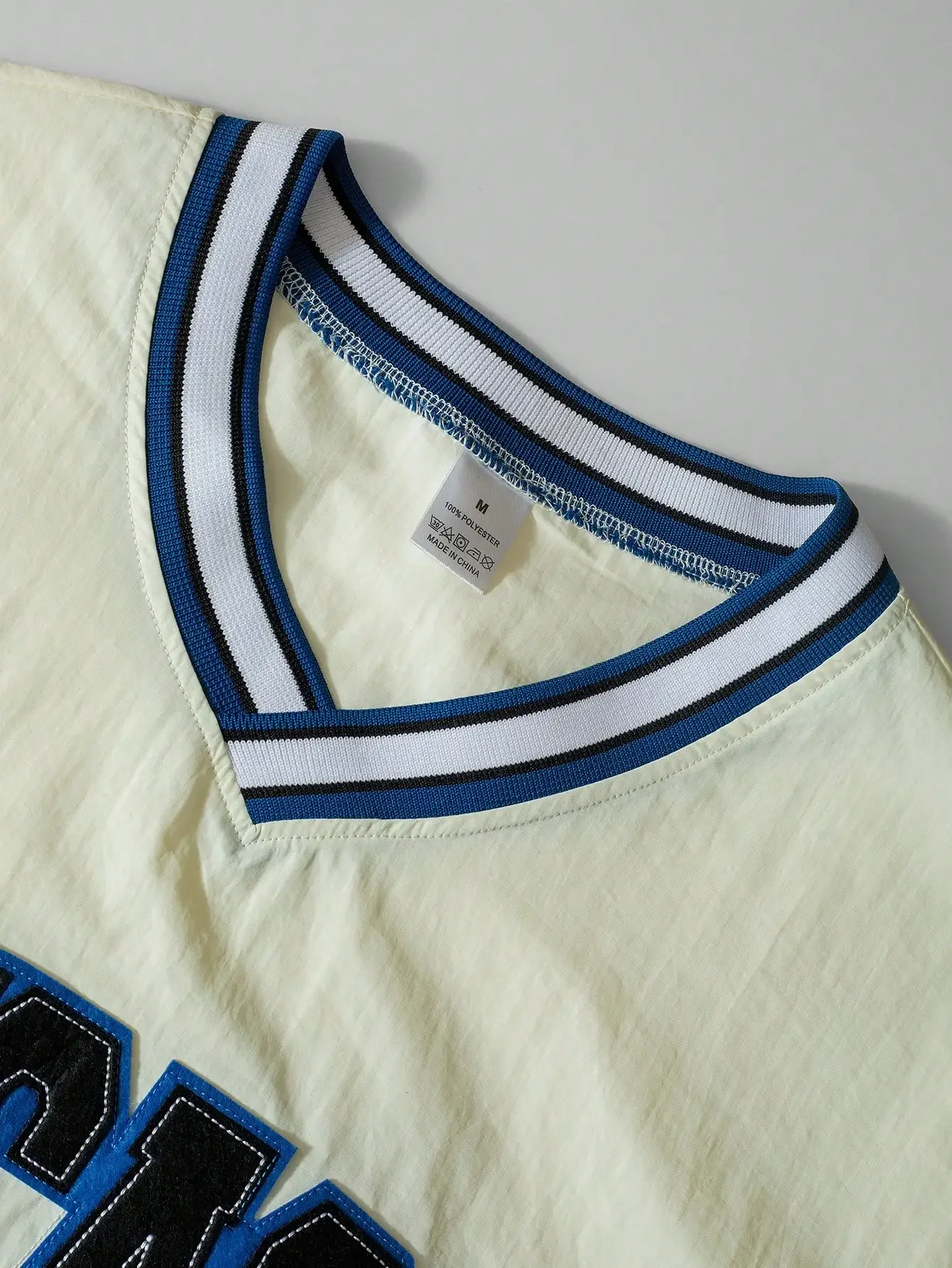 Stilvoller Herren-Pullover mit V-Ausschnitt und Stickerei – im sportlichen College-Stil, perfekt für eine bequeme Fahrt zur Arbeit. – Detail 7