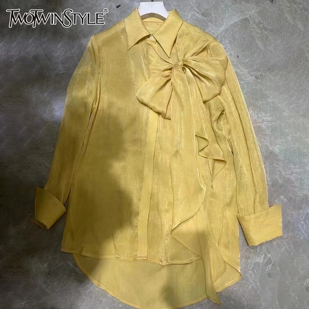 

Элегантная желтая атласная рубашка TWOTWINSTYLE для женщин с бантом на воротнике, длинными рукавами, свободного кроя, для офиса и повседневной носки KBL561936