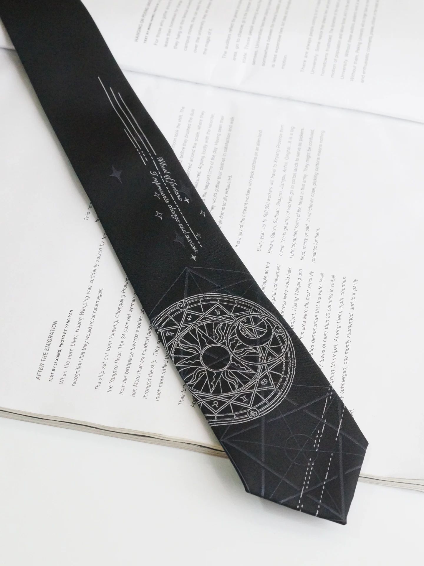 オリジナルデザイン刺繍入り占星術学生ネクタイ-ブラック-カレッジスタイル-大人用ギフト-蝶ネクタイ-カジュアル-アロータイプ-ポリエステルシルク